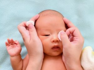 Как мыть лицо новорожденного