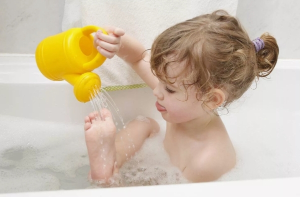 Как отучить малыша пить воду из ванной во время купания