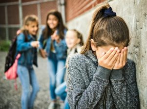Предупреждающие признаки того, что над вашим ребенком издеваются в школе