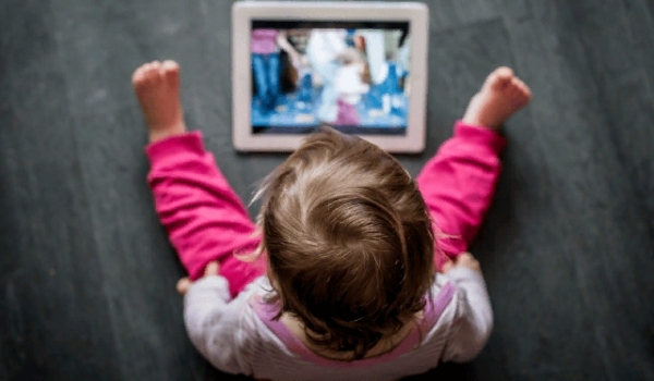 Как сократить время у детей перед экраном электронных устройств