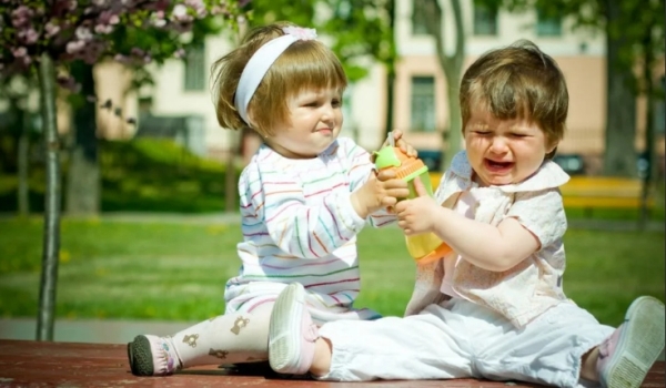9 способов научить ребенка делиться