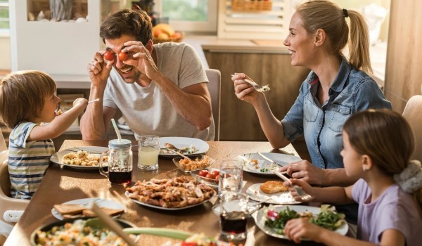 6 преимуществ семейных обедов