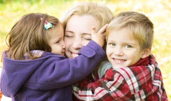 10 причин, почему ребенка следует обнимать каждый день
