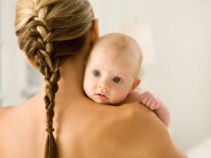 Как справиться с выпадением волос после беременности