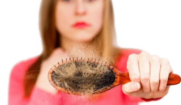 Как справиться с выпадением волос после беременности