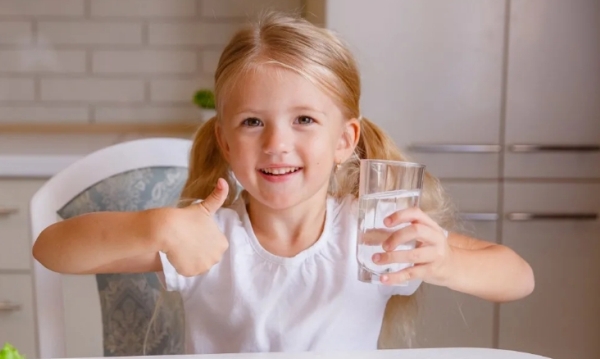 6 забавных способов заставить ребенка пить больше воды