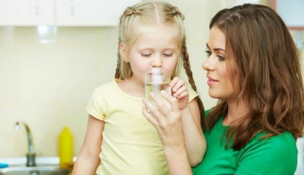 6 забавных способов заставить ребенка пить больше воды