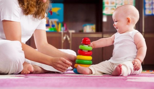 Почему с ребенком важно играть в первые годы жизни