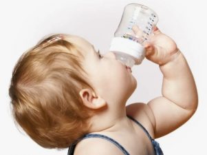 Как приучить ребенка пить из бутылочки самостоятельно