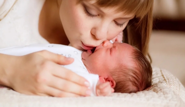 Можно ли целовать новорожденных