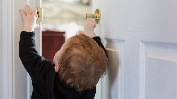 Как отучить малыша хлопать дверьми