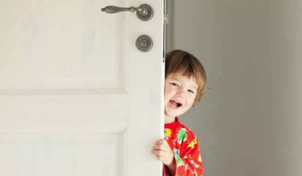 Как отучить малыша хлопать дверьми