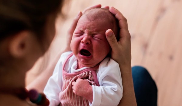 Как утешить плачущего малыша