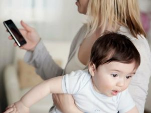 Как ваши телефонные привычки влияют на развитие ребенка
