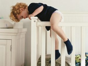 Как помешать ребенку вылезать из кроватки
