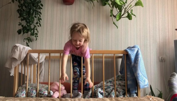Как помешать ребенку вылезать из кроватки