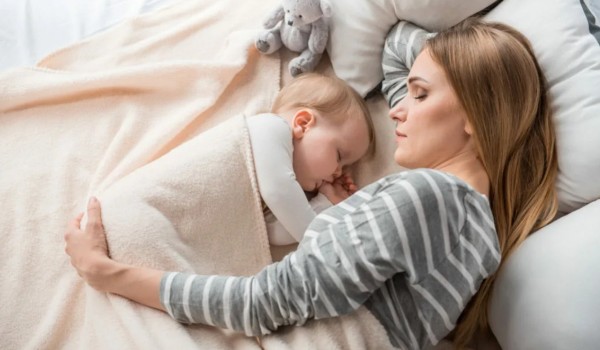 Безопасно ли спать в одной кровати с ребенком