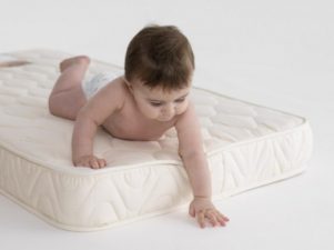 Как почистить матрас в детской кроватке