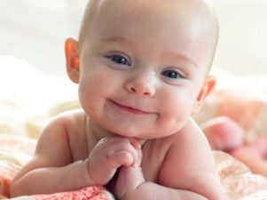 Когда младенцы начинают улыбаться