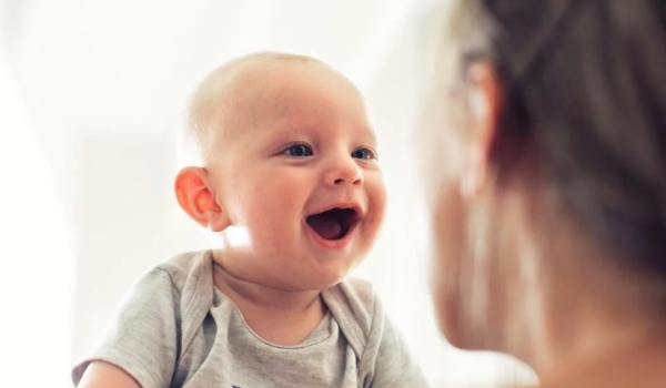 Когда младенцы начинают улыбаться