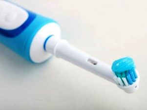 Почему лучше использовать электрическую зубную щетку