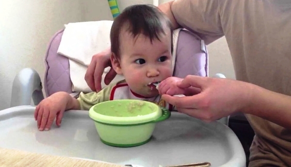 Как научить малыша есть самостоятельно