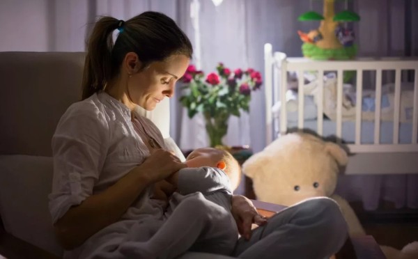 9 советов по ночному кормлению новорожденного