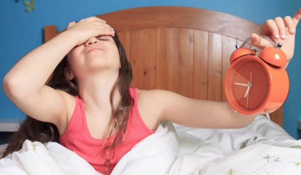 Как вытащить вашего подростка из постели по утрам
