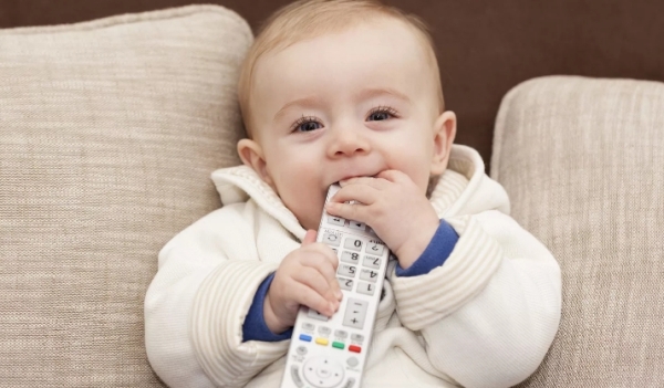 Почему детям нравятся пульты от телевизора