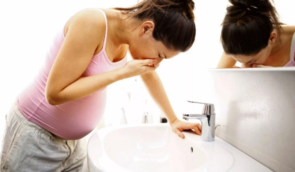 Что вызывает рвоту во время беременности и как ее остановить