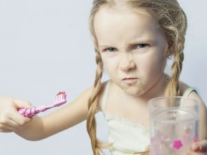 Что делать, если малыш не любит чистить зубы