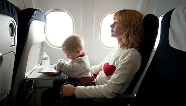 8 полезных советов для полета с малышом