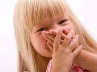 8 причин неприятного запаха изо рта ребенка