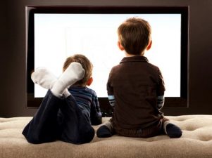 Можно ли ребенку смотреть телевизор