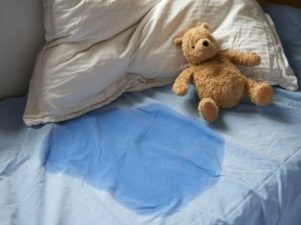 Как помочь ребенку перестать мочиться в постель