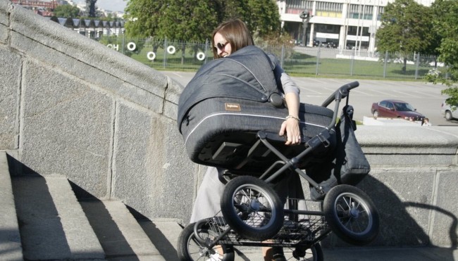 Что выбрать для малыша – коляску или слинг