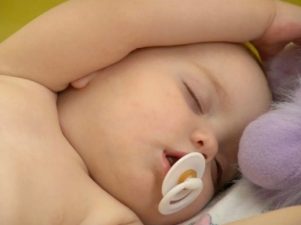 Как приучить ребенка спать без соски