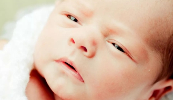 Почему глаза младенцев меняют цвет