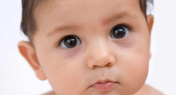 Почему глаза младенцев меняют цвет