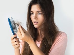 Как бороться с выпадением волос после беременности